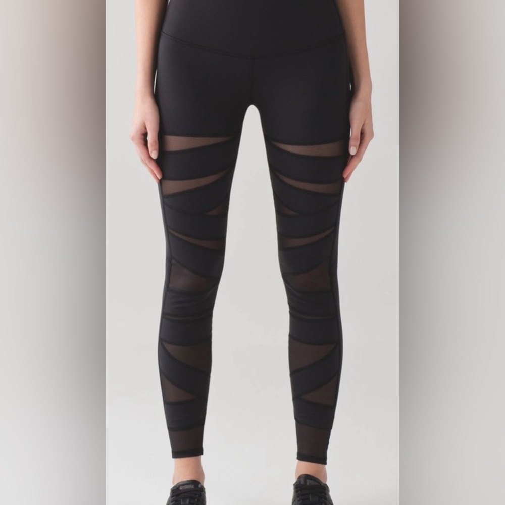 Lululemon Wunder Under with mesh panels. Size 4